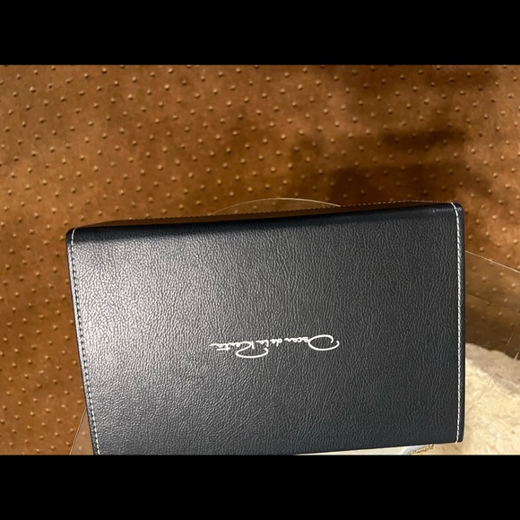 Oscar De la Renta wood frame sunglasses comes storage box & case with brown tint - Picture 5 of 9